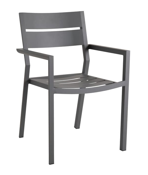 Delia_karmstol_Single original_42865 Blixt svart fåtölj med grå dynor på altan.