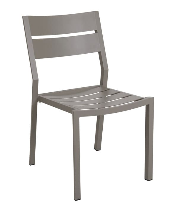 Delia_matstol_Single original_46816 Blixt svart fåtölj med grå dynor på altan.