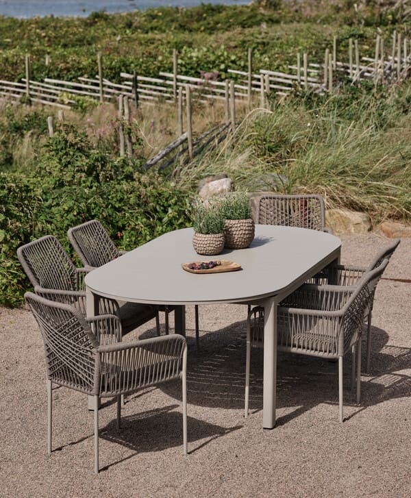 Lomma Elipse Vira Chair Khaki original_94191 Blixt svart fåtölj med grå dynor på altan.